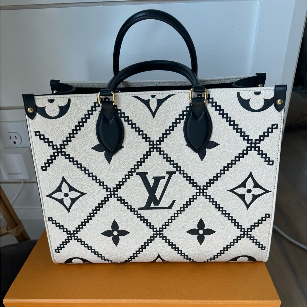 Louis Vuitton on the go mm tote black and crème